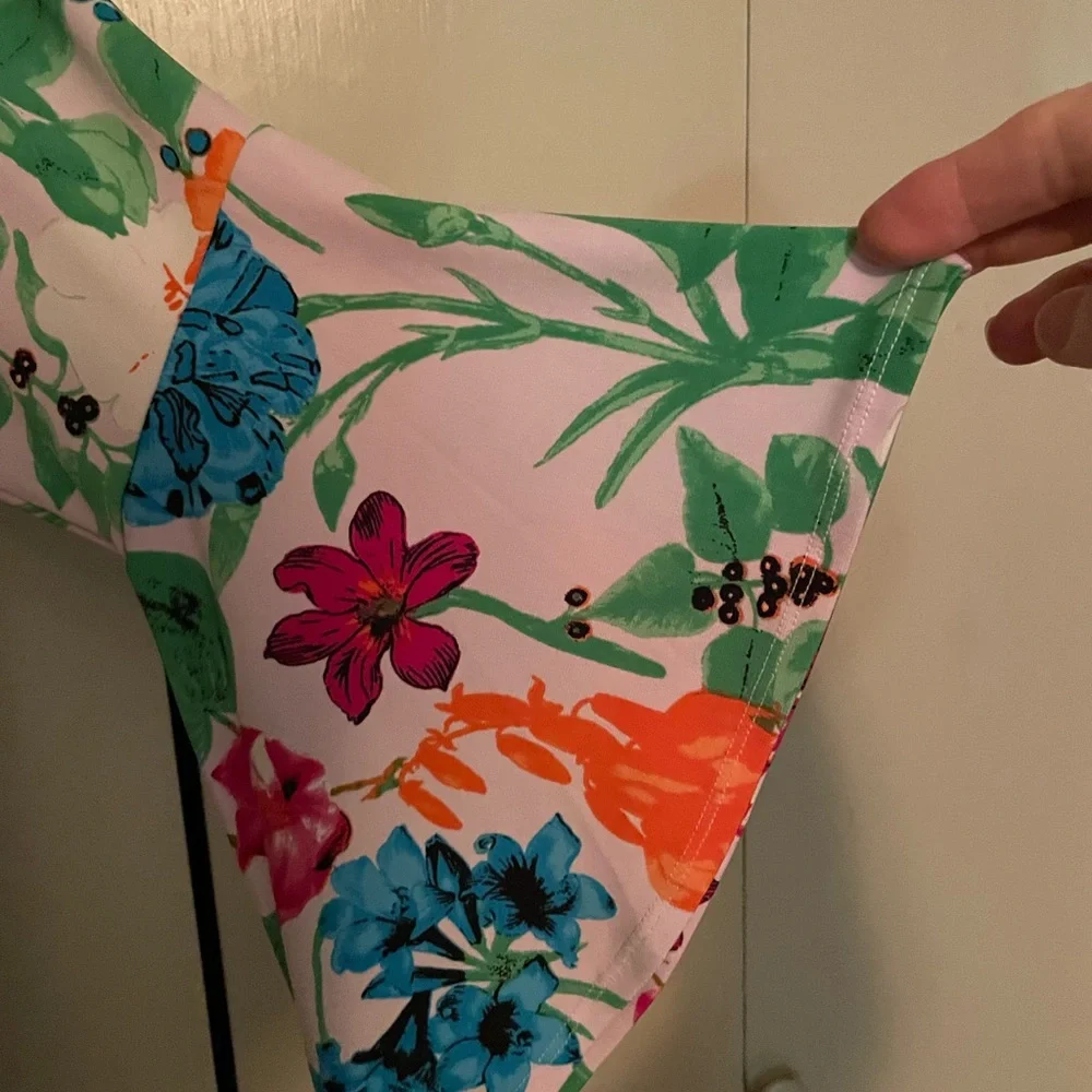 Ladies Beautiful top. - Picture 3 of 7